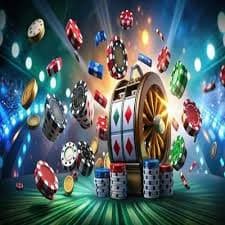 Dealer live casino tersenyum sambil mengatur kartu dalam sesi permainan interaktif secara langsung