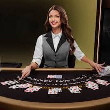 Dealer profesional sedang memandu permainan live casino blackjack dengan streaming berkualitas